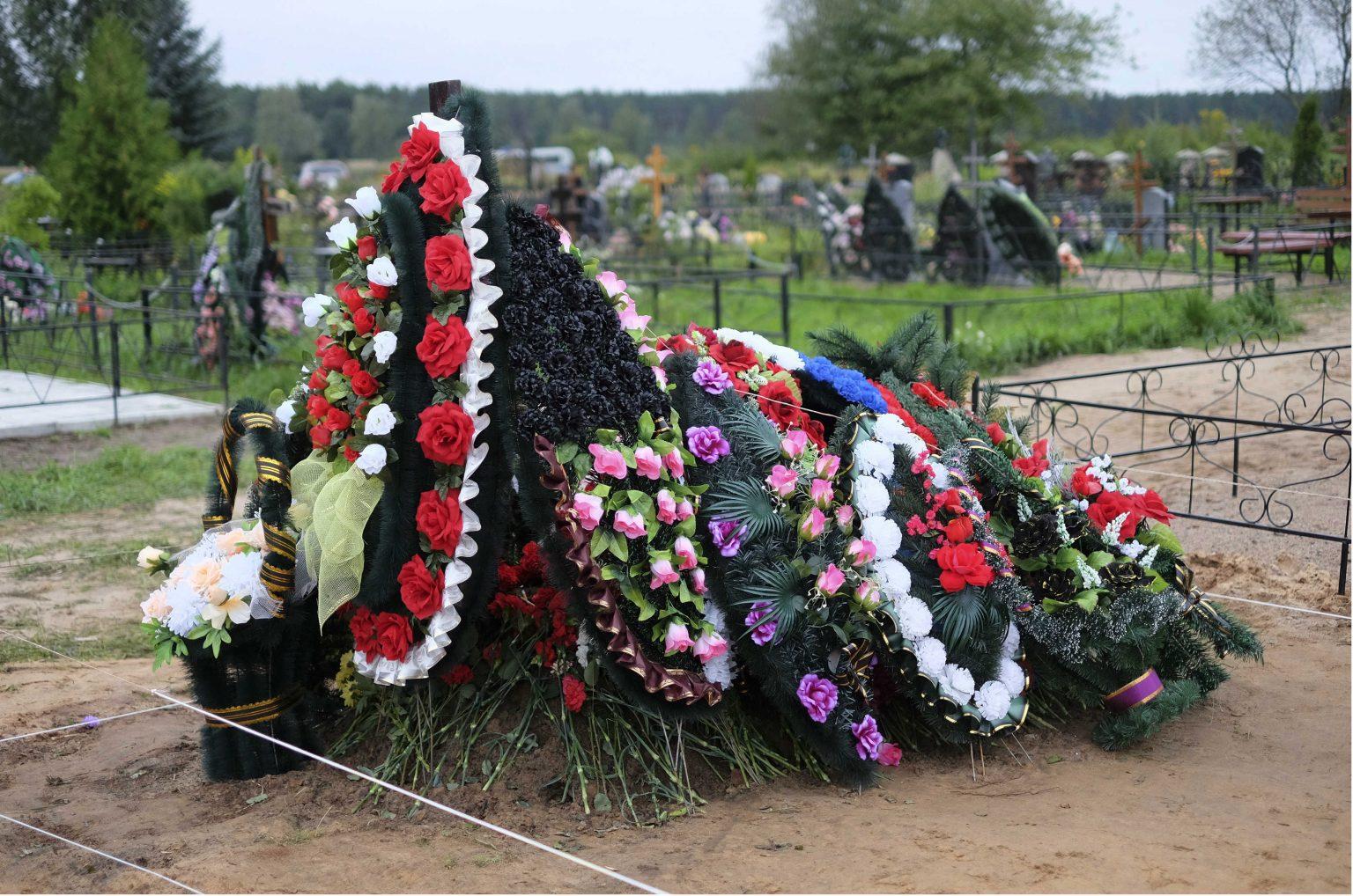 Как такое возможно? Родные похоронили парня. А когда на утро пришли на кладбище, замерли от удивления.