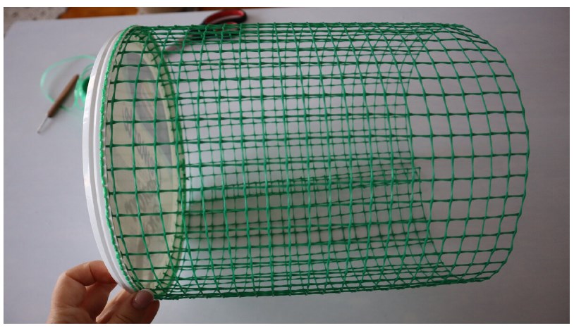Если взять крышку от пластикового ведёрка и садовую сетку из Светофора, то получится нужная вещь для дома. И для зимы, и для лета!